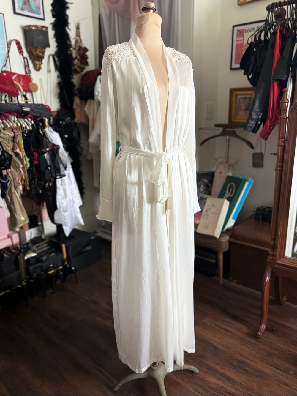 2010’s Elegant White Lace-Trim Long Robe with Tie Belt